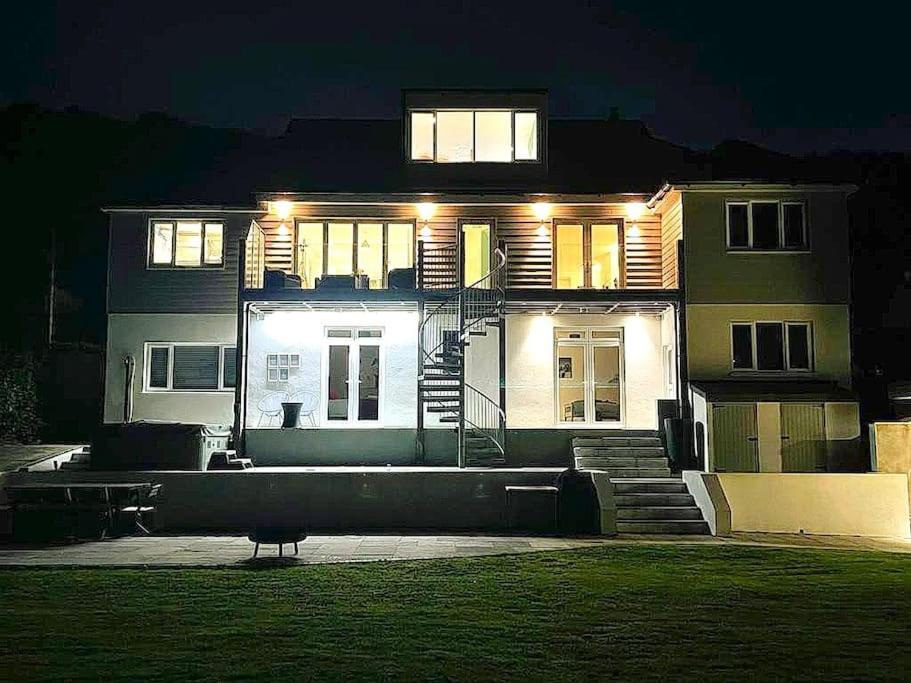 Thorndale - Luxury Coastal Home - Hot Tub , Cinema & Games Room, Westward Ho