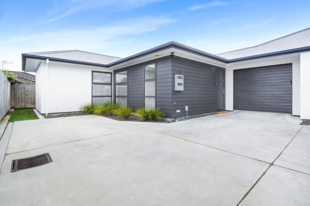 Modern and Central with 2 Ensuites -By KOSH BNB, Hamilton