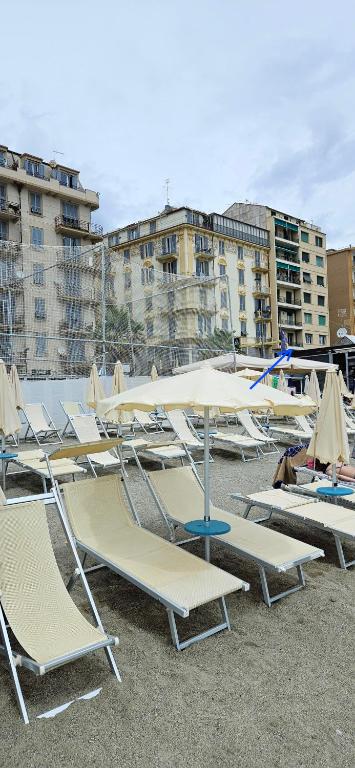 VISTA MARE SAVONA "Posto auto e ombrellone con due sdraio compreso" - 4