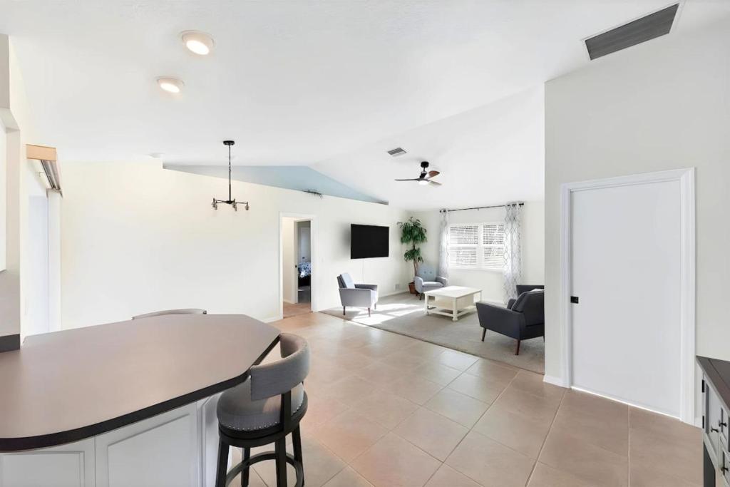 3-Bedroom Private Pool, Englewood