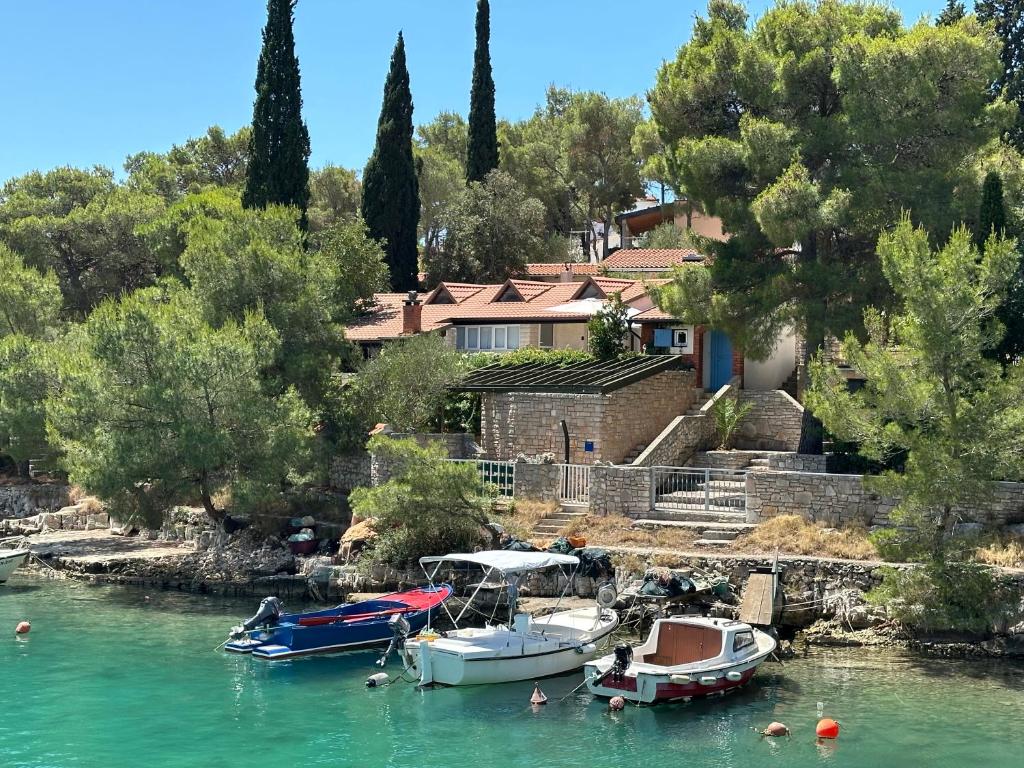 Apartment By the Sea, Milna