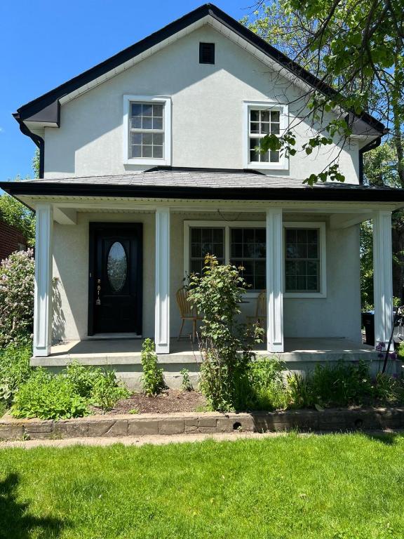 3BDRM Home minutes to Port Credit & Waterfront trails in Mississauga, Mississauga