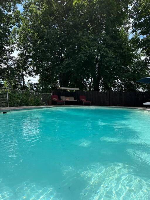 Private, large villa with heated pool for the summer, Newton