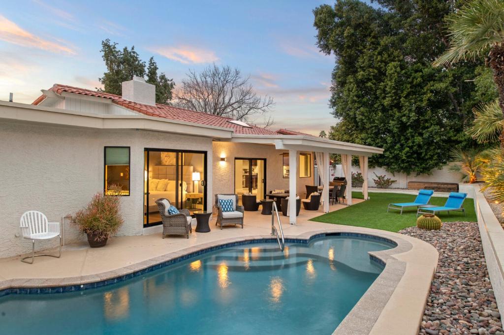 Perfectly Located Spacious Home With Heated Pool, Phoenix