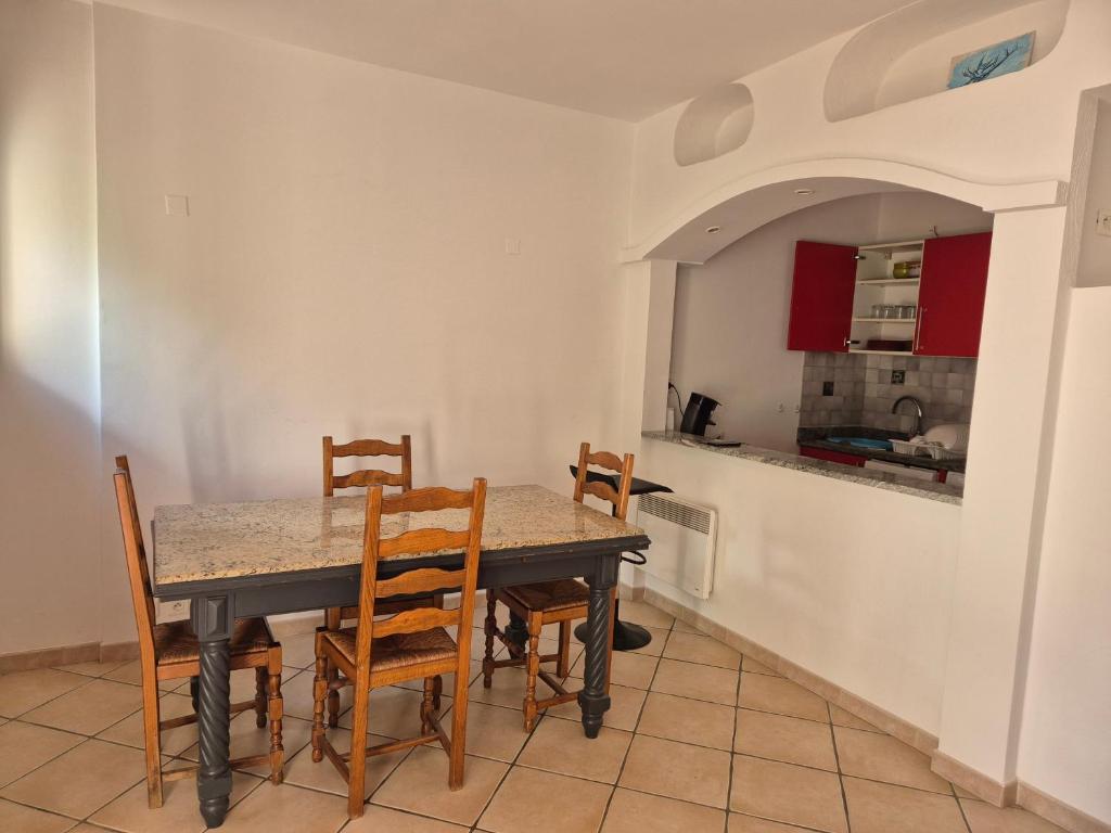 Joli appartement climatisé avec terrasse à moin 10 minutes à pieds de la plage - 5