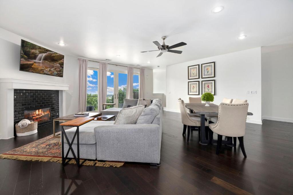 Hilltop Haven-5 Min to DT & UofA-Modern, Fayetteville