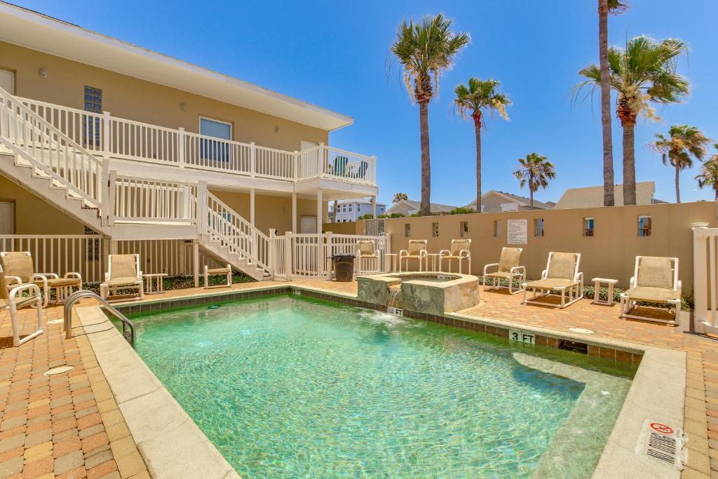 South Padre Island Pool Access, 1 Block to Beach!, South Padre Island