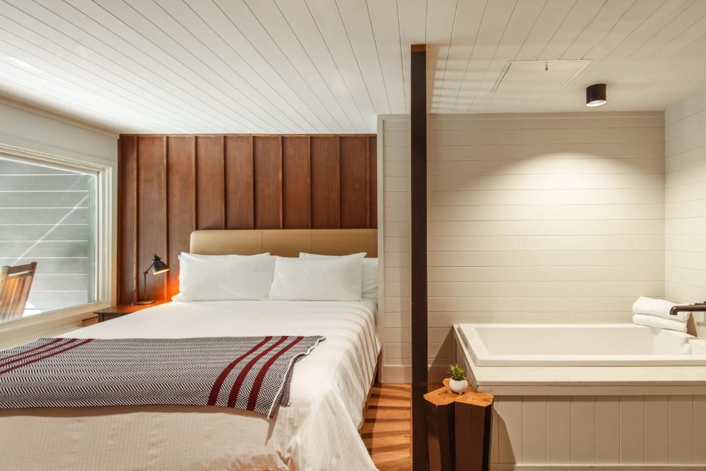 Historic Rocky Waters Inn, A Small Luxury Hotel