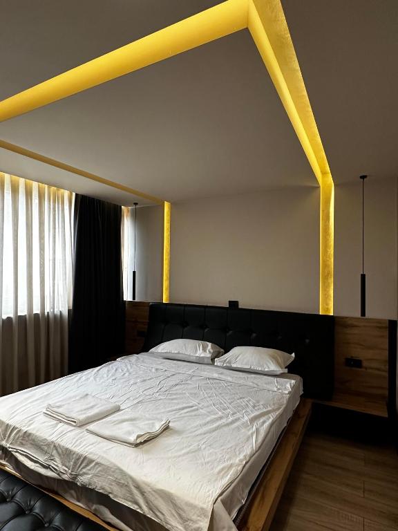 Zet Apartments - Bedroom & Bathroom, Priština