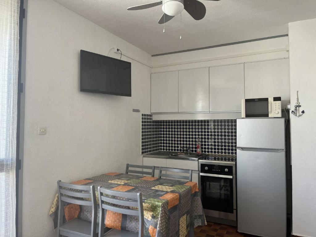 Spacieux T2 pour 4p avec terrasse, parking privé à 400m de la plage, quartier animé, animaux OK - FR-1-799-9 - 4