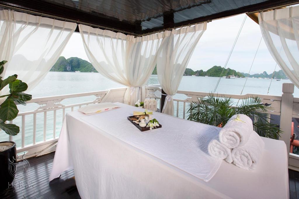 Hera Grand Lux Cruise on Ha Long Bay