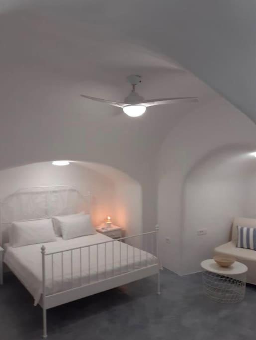 Unique small stonehouse at Thira, Megalokhori