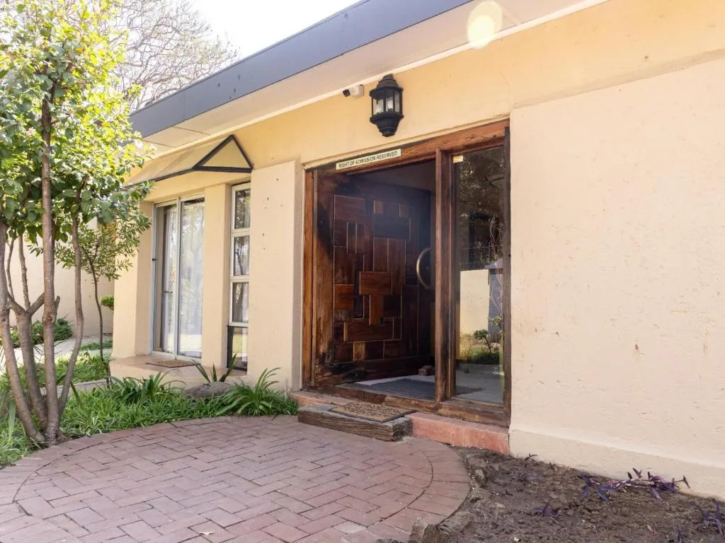 Ikhutse Manor Guesthouse, hotel in Mahikeng