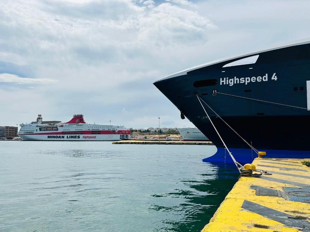 ROYAL RED SUITE NO 1, PIRAEUS PORT, Pireus