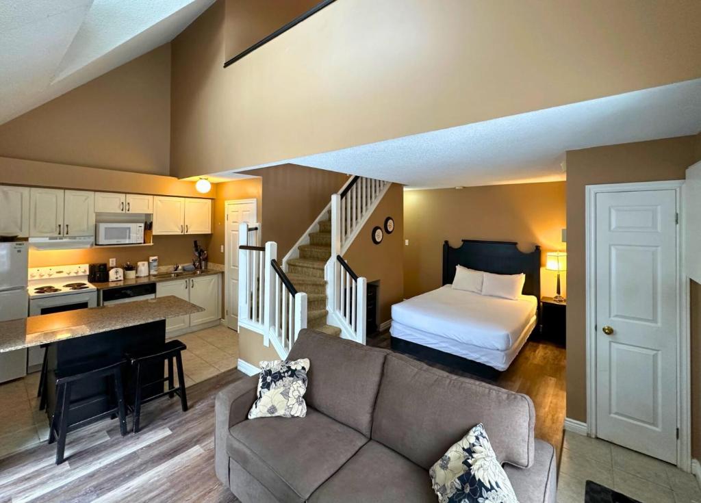 Mountain Loft Suite with Pool and Hot Tub, Blue Mountains