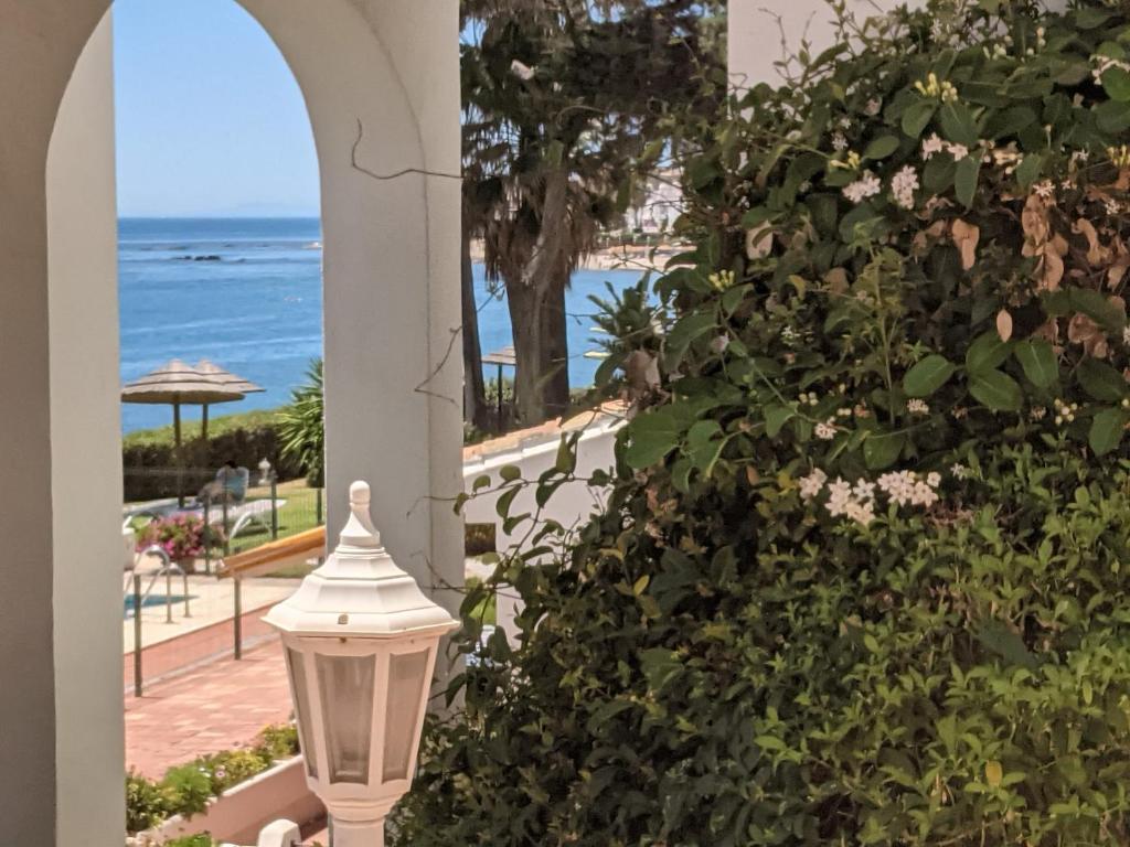 Tranquil Oceanfront Escape, One-Bedroom Haven, Mijas