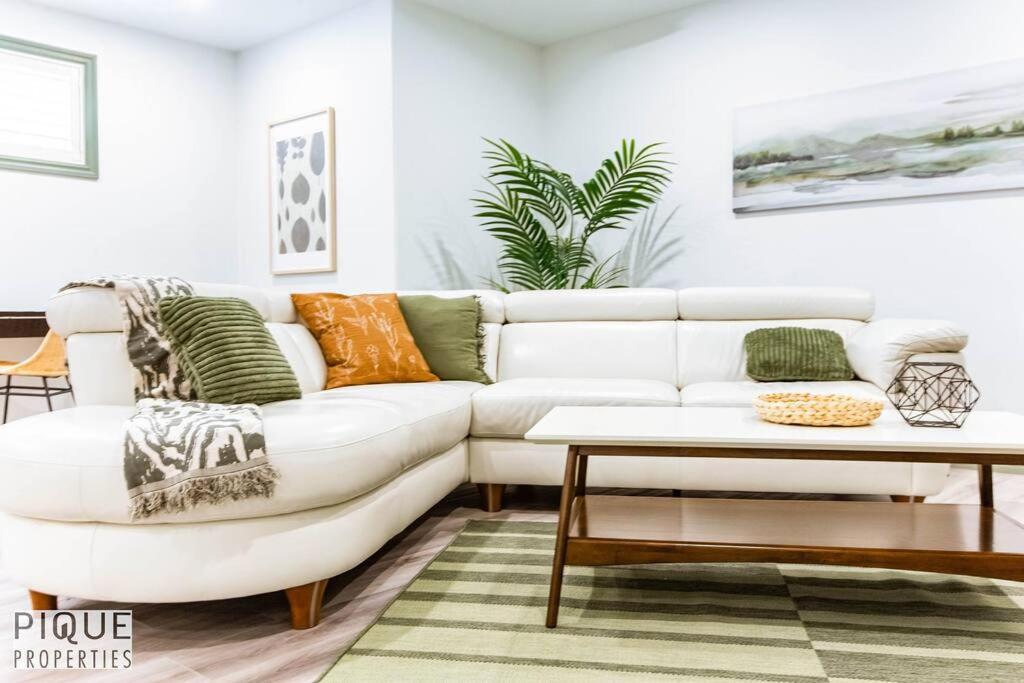 Spacious Bright Suite - Sleeps 4 - King Bed - NFLX, Edmonton