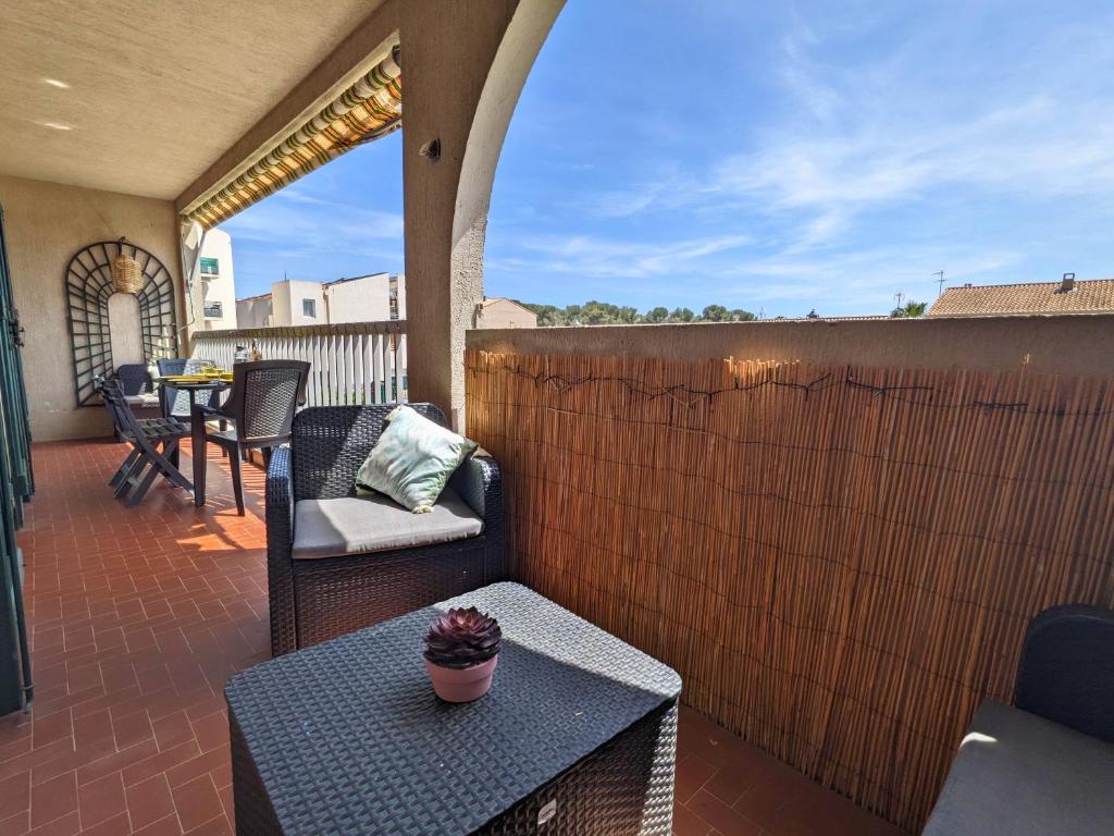 "OFFRE ANNIVERSARY GENIUS LONG SEJOUR" -- SPECIAL COUPLE -- CALME EN PLEIN COEUR DU VAR - Terrasse Sud - Lit Queen Size - Netflix - Climatisation & Wifi - Parking Privé -- A 2MIN CENTRE-VILLE et 6MIN MER & PORT - 5