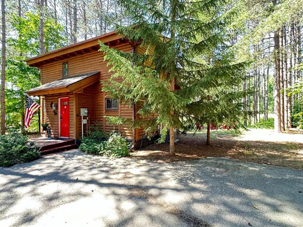 Crystal Mountain Cabin-Shuttle Pass Included!，位于Thompsonville的酒店