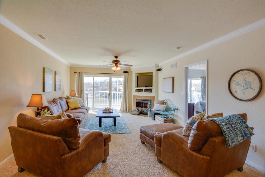 Lake Views and Pool Access Osage Beach Condo, Osage Beach
