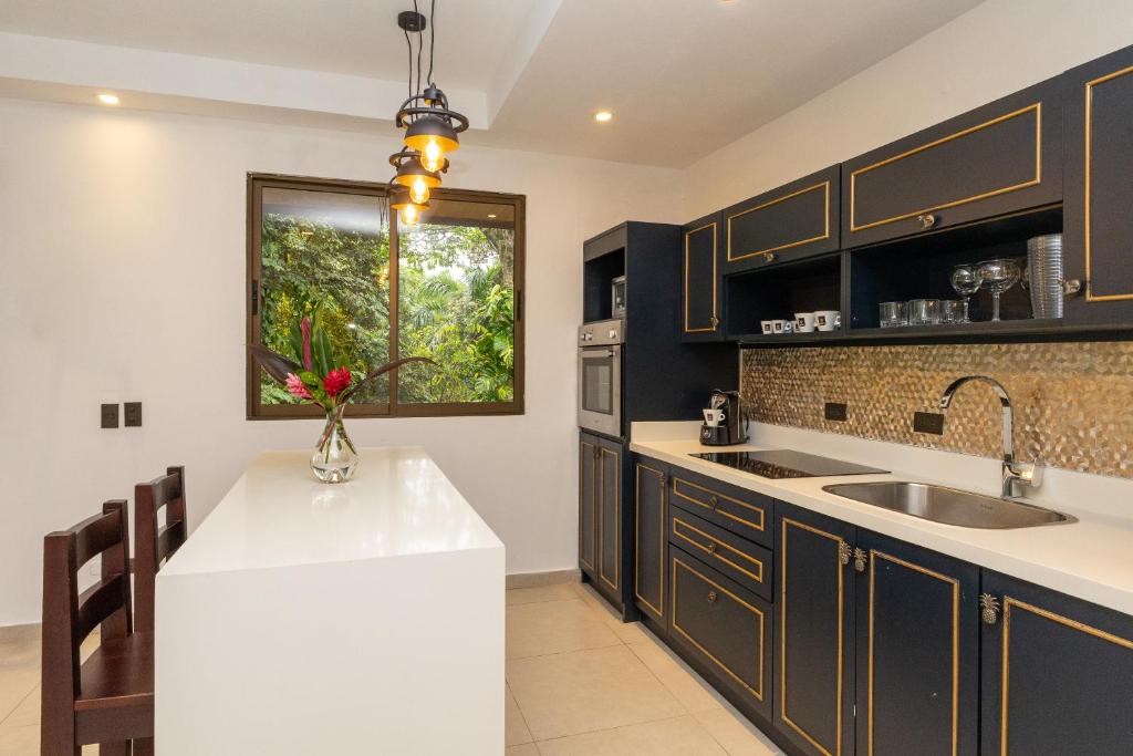 Kitchen, ECOTICA Boutique Hotel in Quepos