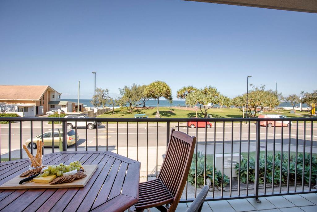 Kings Beach Oceanfront Apartment With Pool, Caloundra