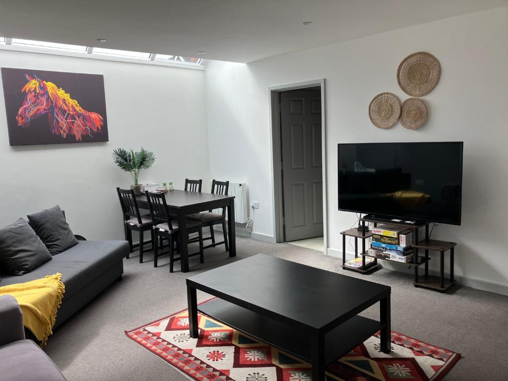 Lancing Apartments - Spacious 2 Bed - Sleeps 6 - Burnham Village, Slough