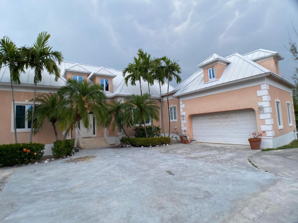 Pretty Bahama Style Home on Crystal Clear Canal, Freeport