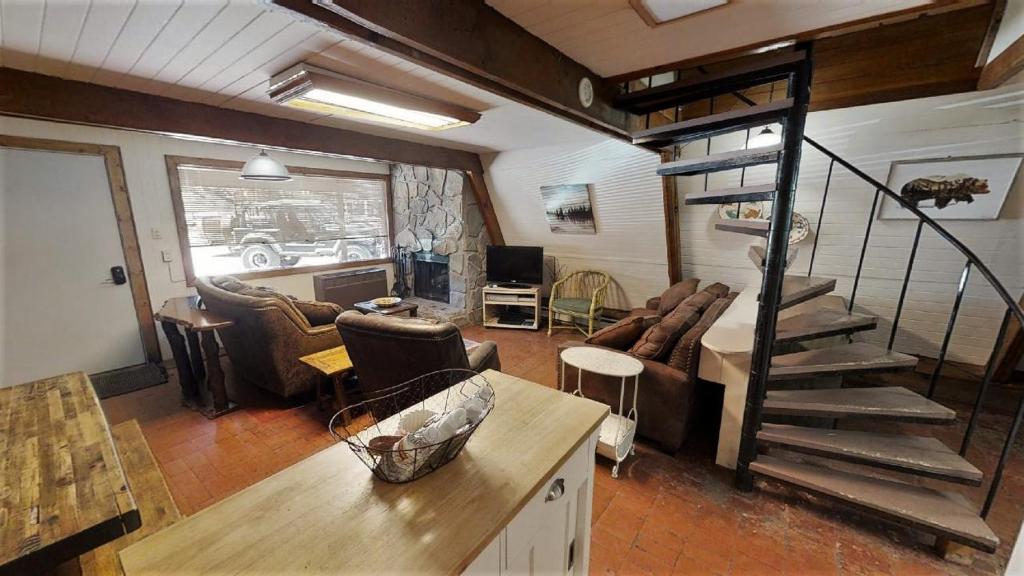 Claim Jumper A-Frame 2 - On The River - WiFi - Cable - Wood Burning Fireplace, Red River