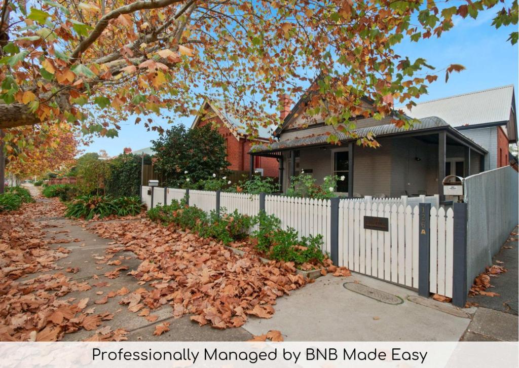 The Hideaway - Charming Cottage, Entertaining Area, Wagga Wagga
