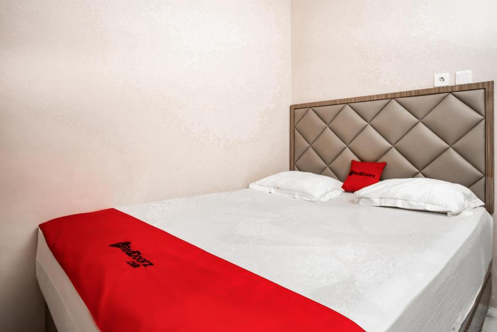 RedDoorz near Taman Bekapai 3 Balikpapan 客室内ベッド