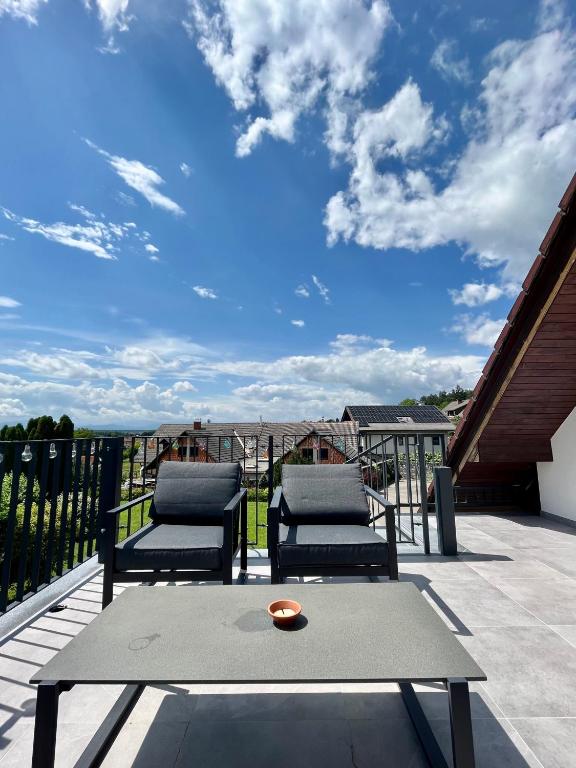 Hiša TRELC- sobe, Komenda