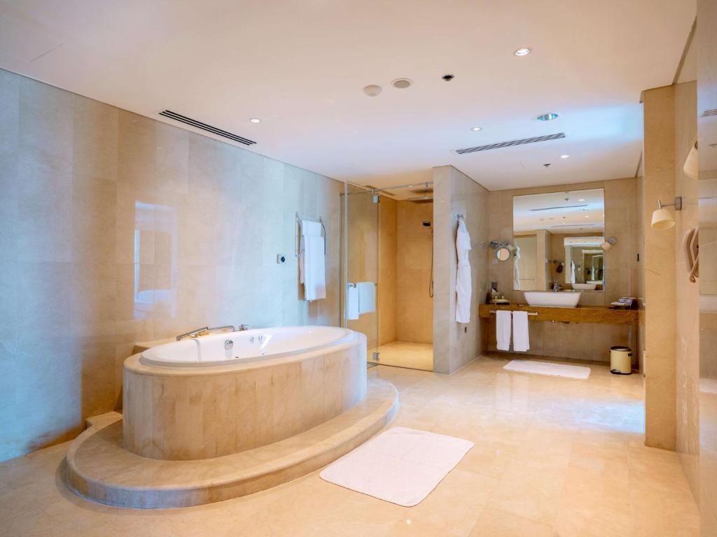 Bathroom, Hilton Doha in Doha