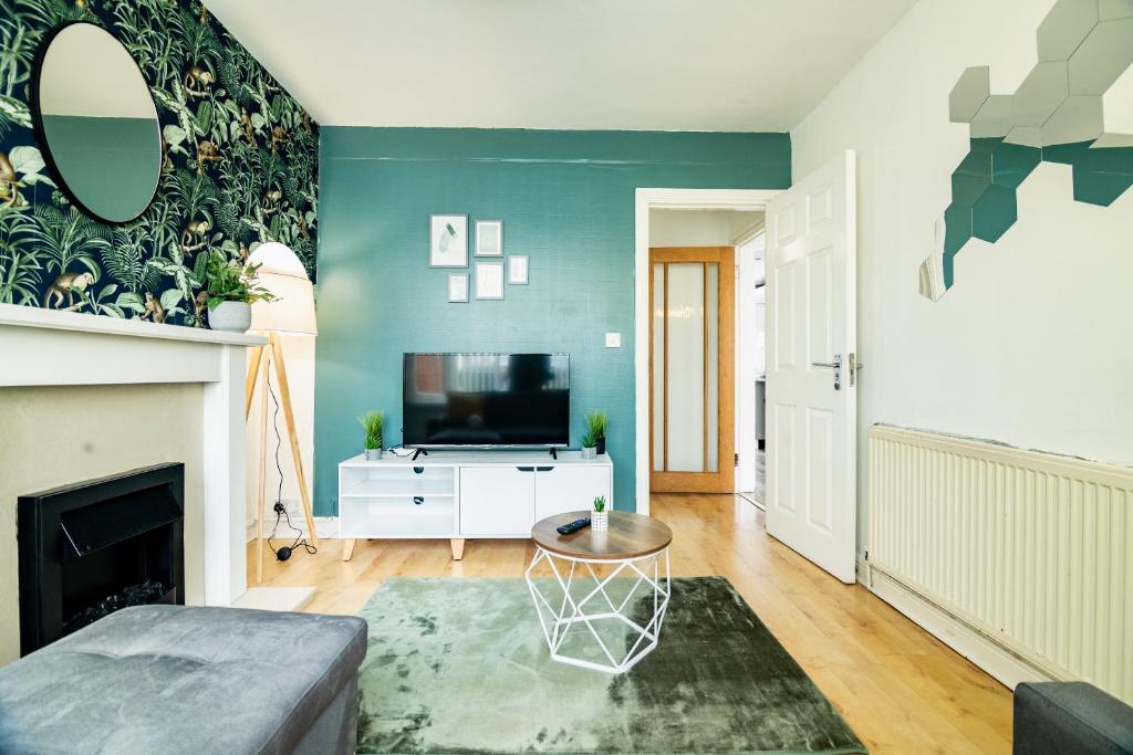 Spacious 6-Bed Home in Coventry, Warwick, West Midlands- Free Parking, Super Fast WiFi, Coventry