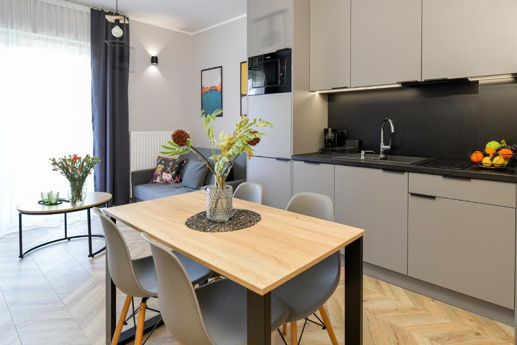 Sunset by Housine, Zator