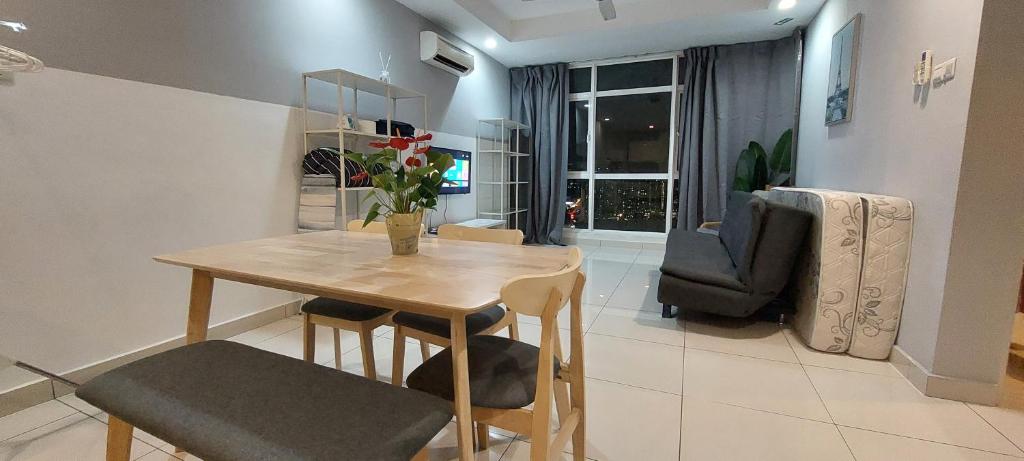 Lamandaz Homestay at Central Residence SG Besi Near MRT and TBS with 2 bedrooms, Kuala Lumpur