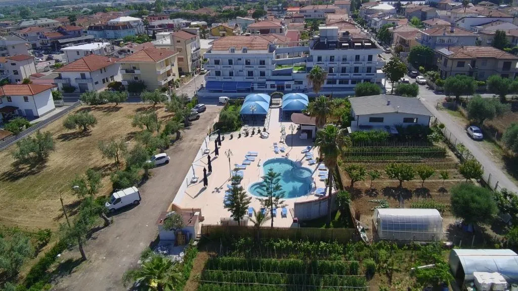 Hotel BluMarine, מלון ברוזטו דליי אברוצי