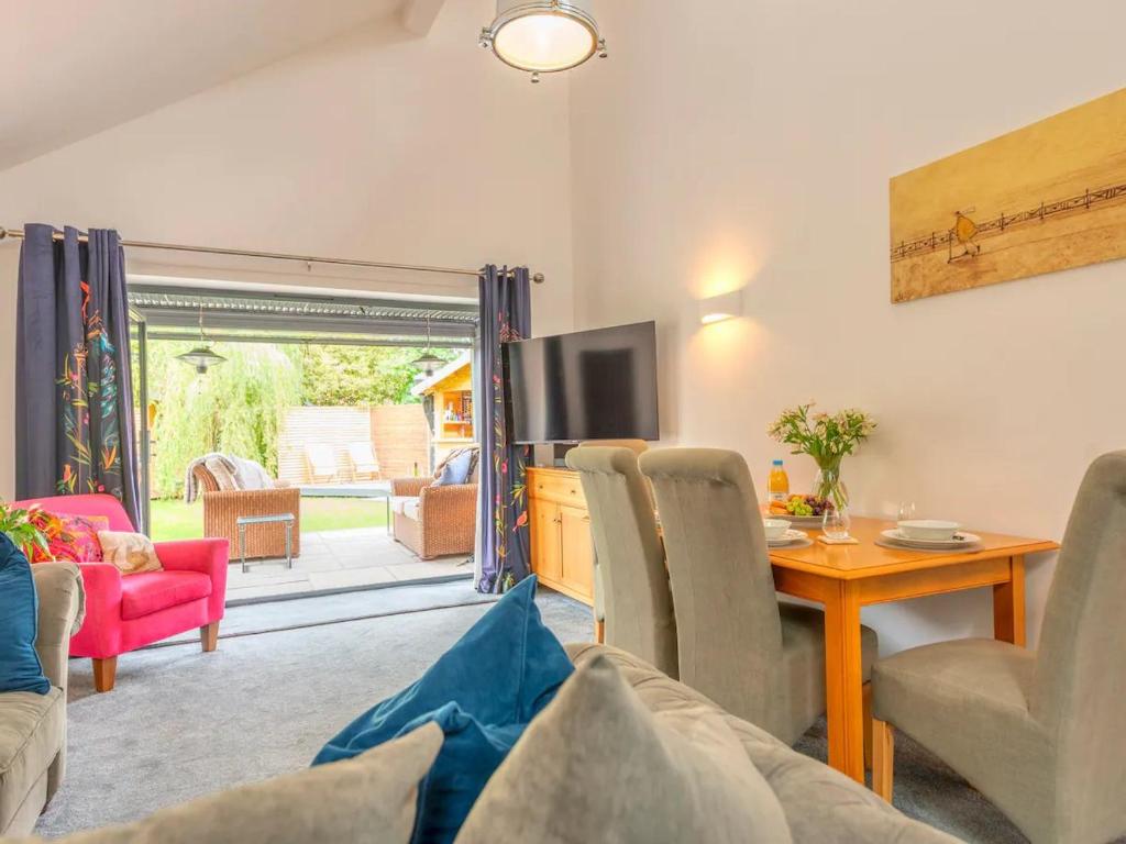 Pass the Keys Modern and Stylish Bungalow, Stafford