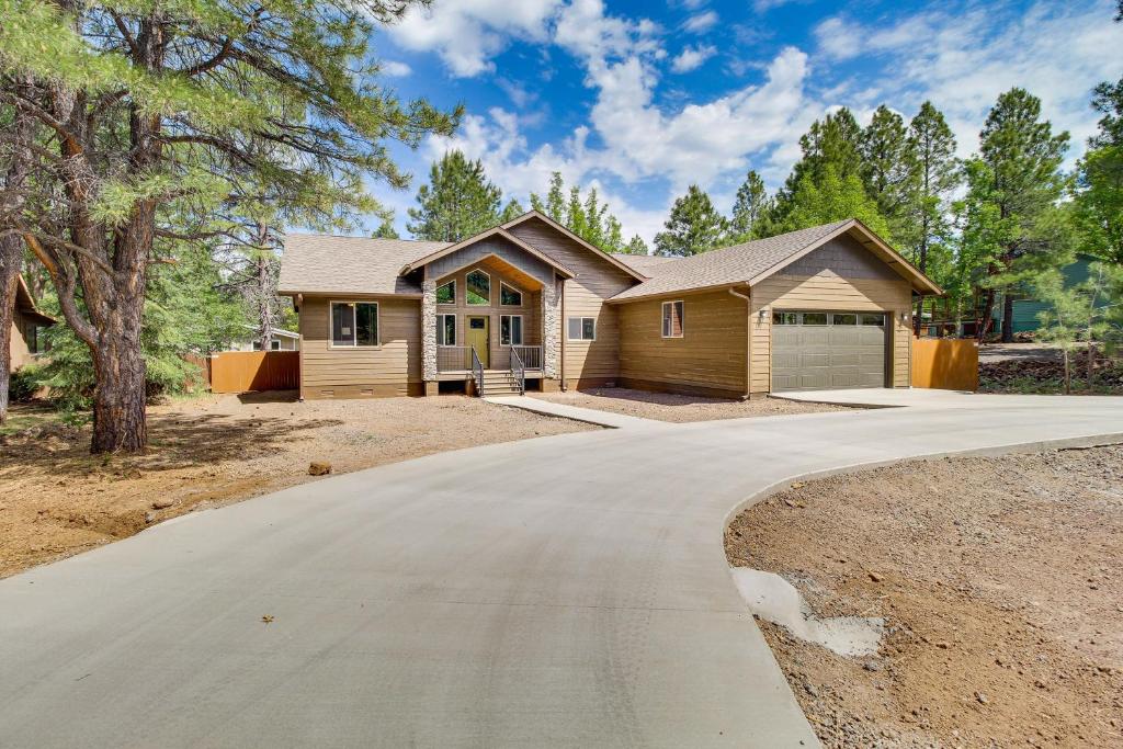 Fire Pit and Deck Airy Cabin Near Pinetop Lakes, Indian Pine
