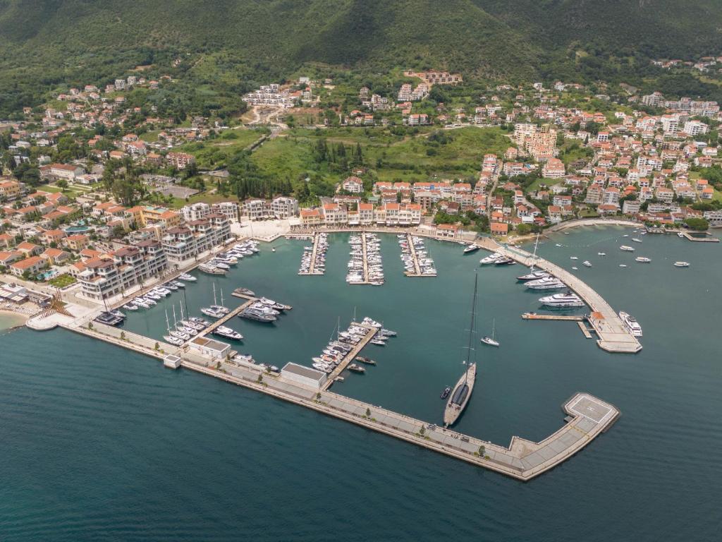 SunSea Apartment, Đenovići