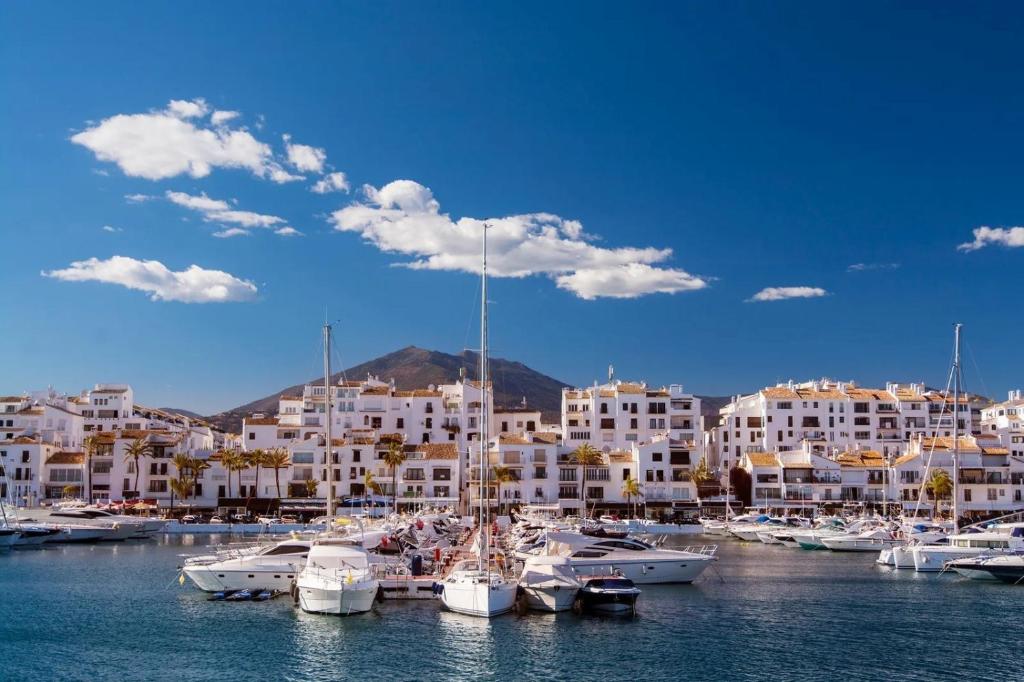 Modern new apartment, Perfect for golf and digital nomads , sea view and parking - 4