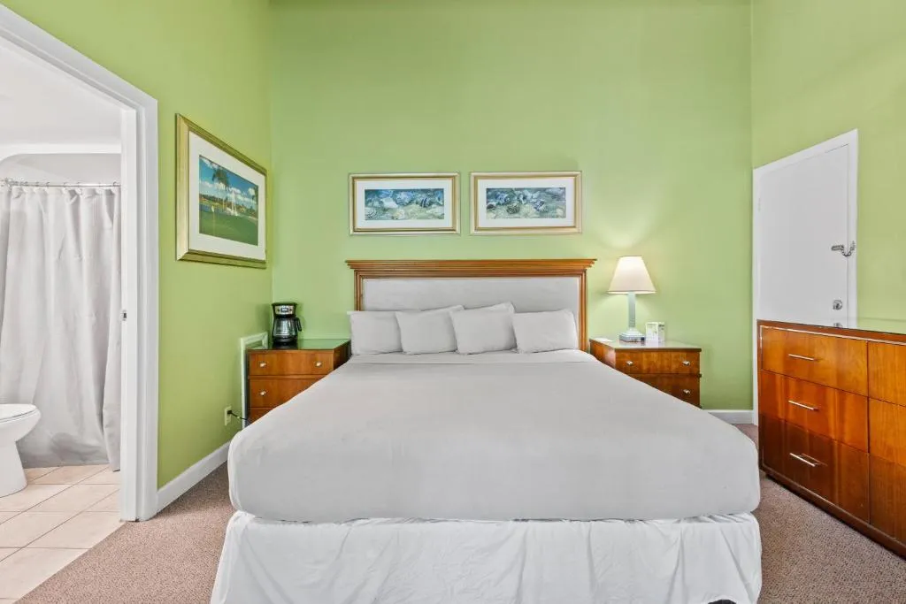 Oceanfront Inn Room #11- Standard Room - King Bed, hotel in Fort Pierce