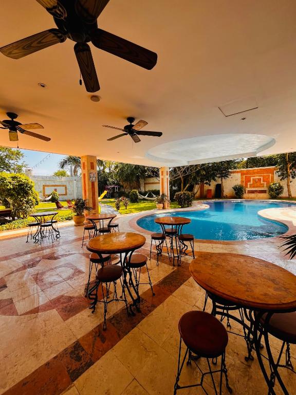 Swimming pool, Hotel Palacio Maya in Merida