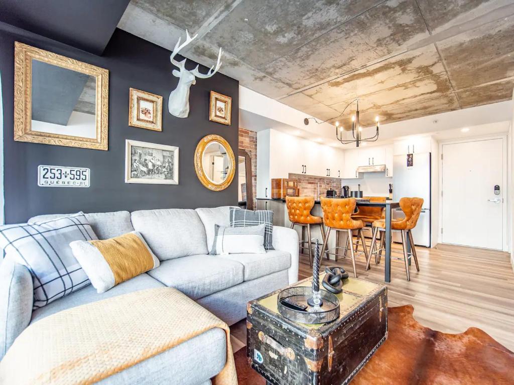 Rustic, Downtown Quebec, Rooftop pool, 2 bedrooms AND 2 bathrooms -up to 6 guests, Quebec City