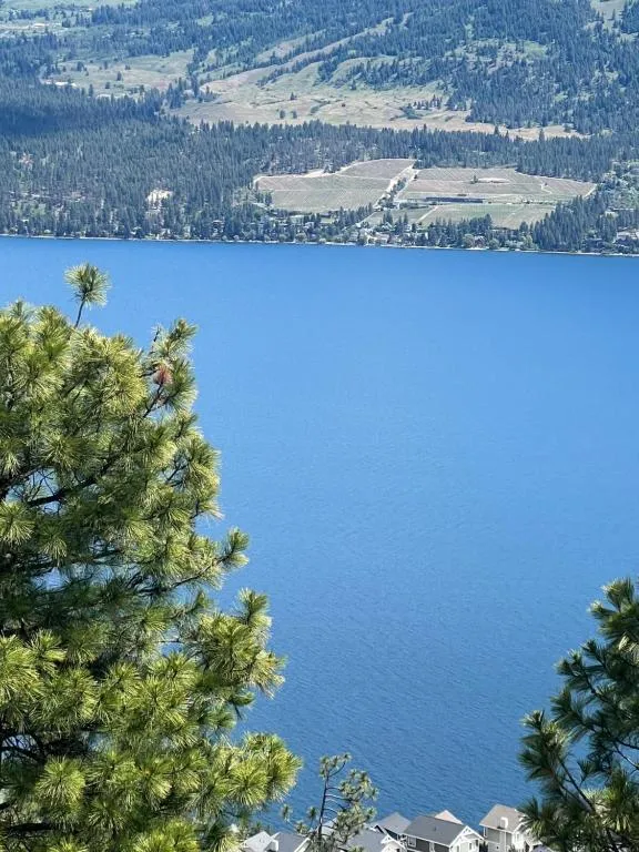 La Casa Lakeside Resort - Amazing Panoramic View Lakeside House with Pools, Hot Tubs & More!, hotel in Kelowna