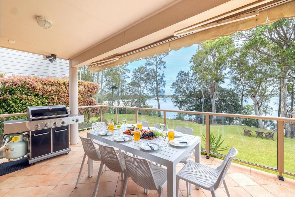 Danalene, 44a Danalene Pde - stunning waterfront property with Air Con, WI-FI, Double Lock Up Garage & Boat Parking, Corlette