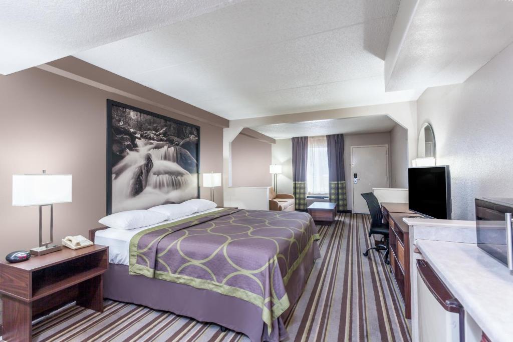 Super 8 by Wyndham Pigeon Forge Dollywood Lane