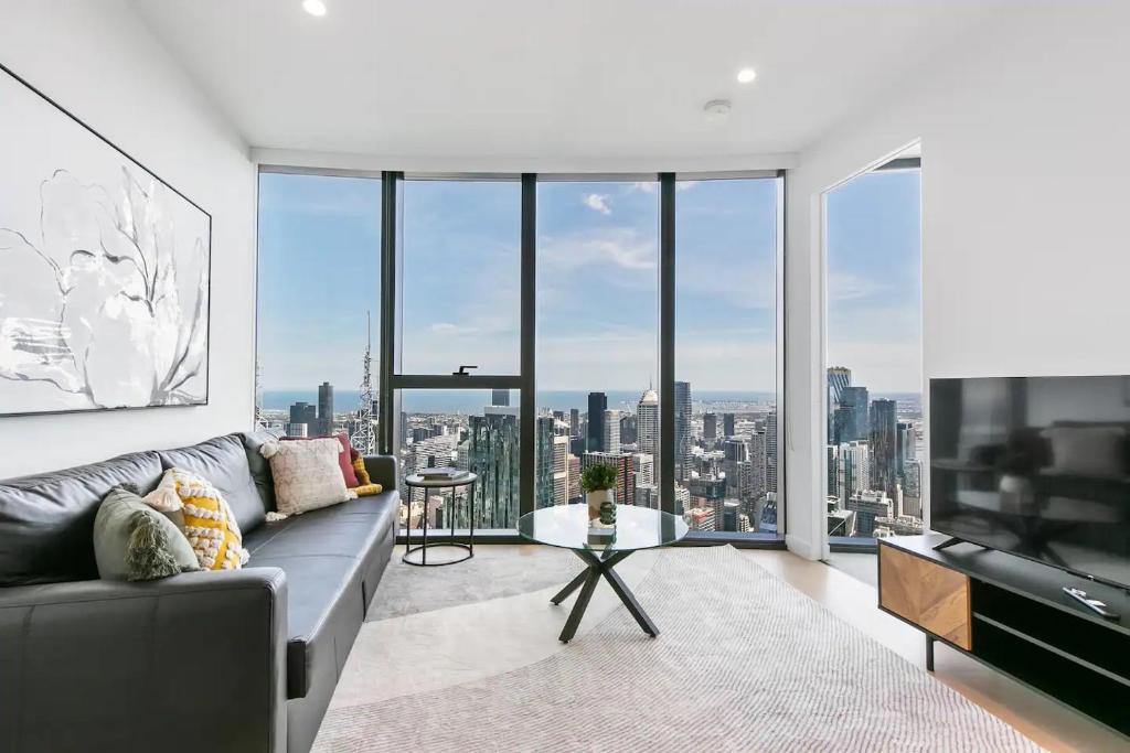 Sleek Lvl 75 Apt w Skyline Views in Aurora Complex, Melbourne