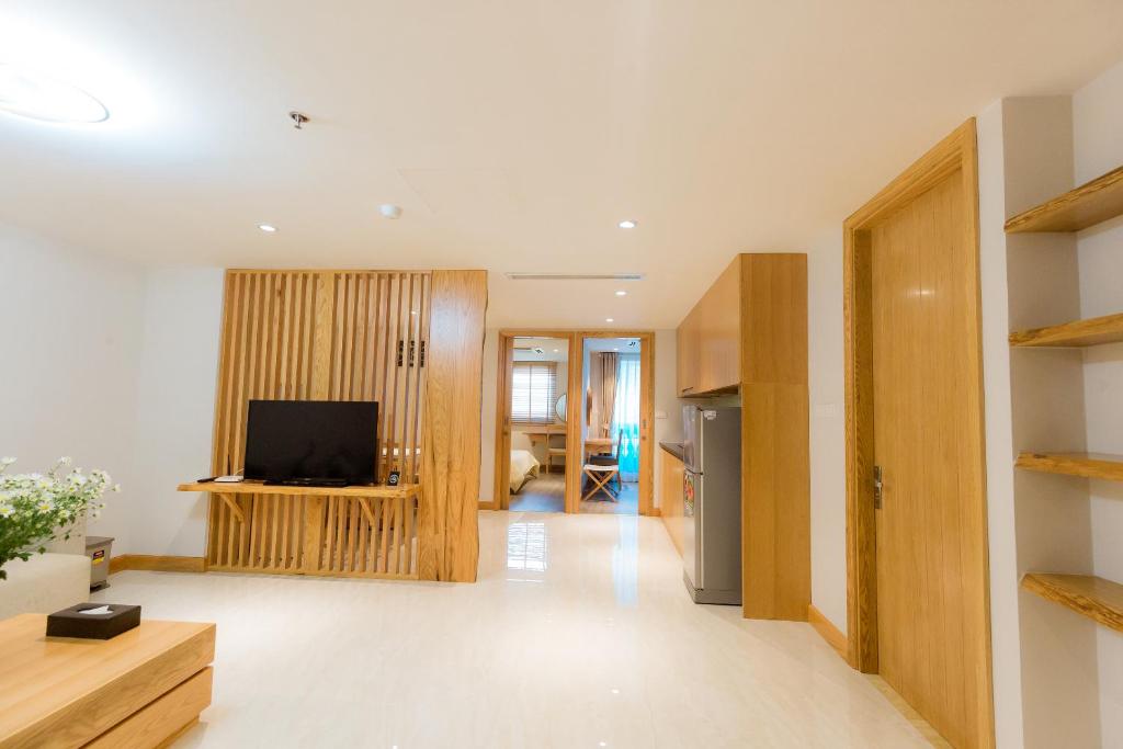 Shared lounge/TV area