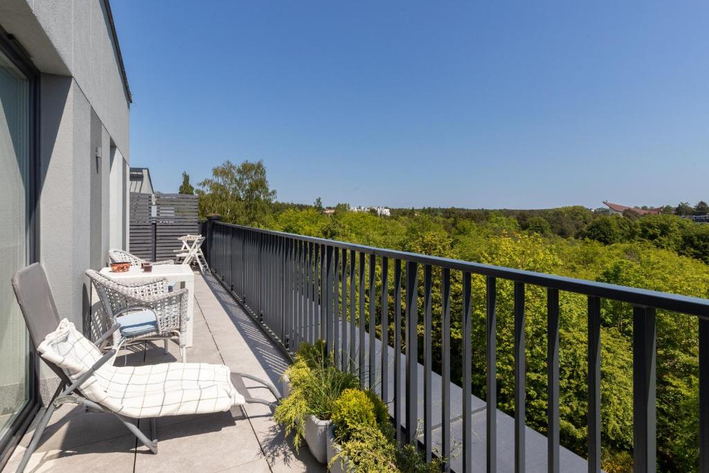 Stylish Seaside Apartment with Terrace & Parking in Jastrzębia Góra by Noclegi Renters, Jastrzębia Góra